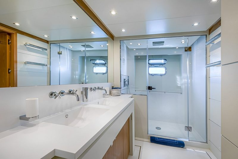 Couach 37 M 2000 for sale MD master bathroom abyacht.com