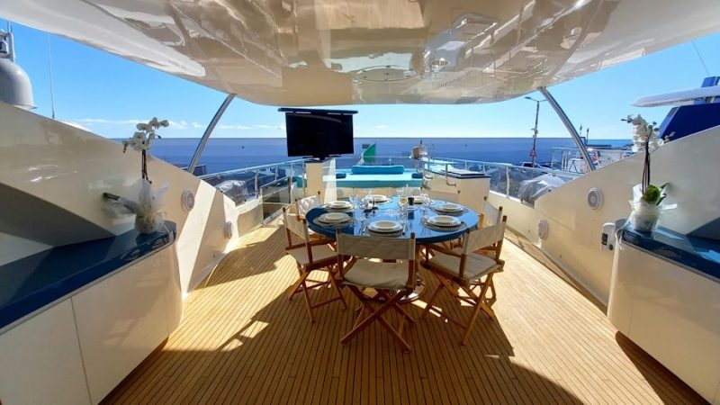 Amer 116 Sundeck dining area