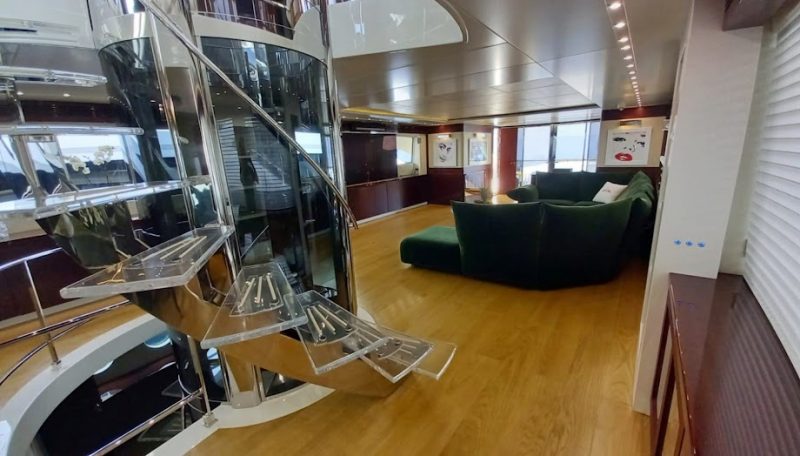 Amer bLift in Main saloon